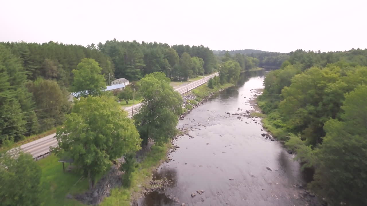 Katteellinen silta joen yllä