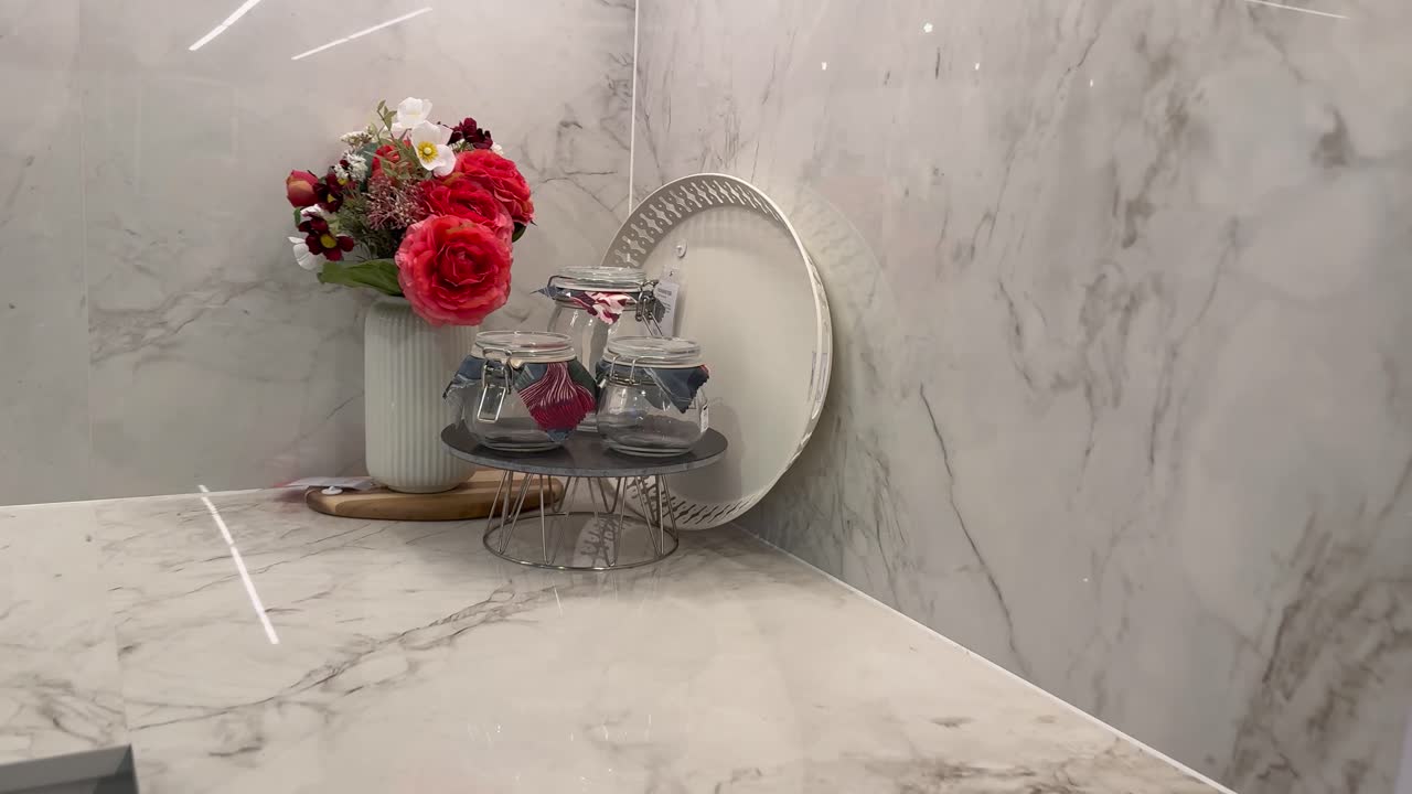 Vase med blomster og pyntegenstande udstillet