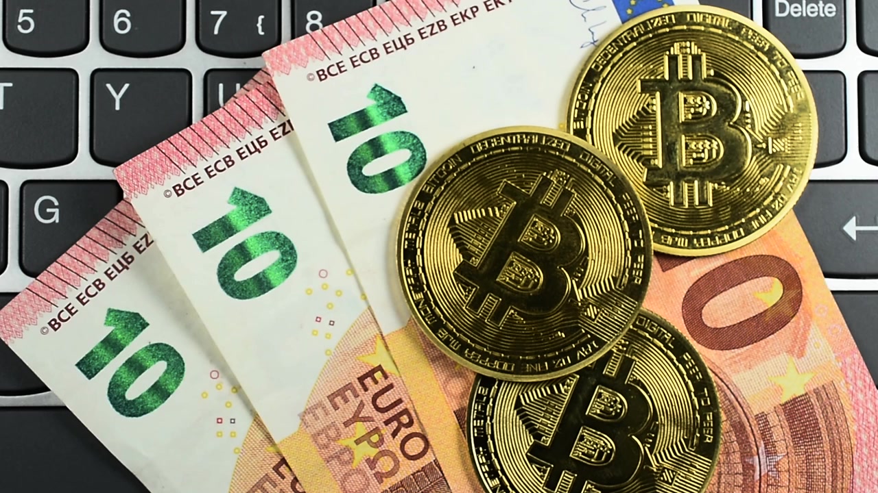 Bitcoiny a eura na klávesnici počítače