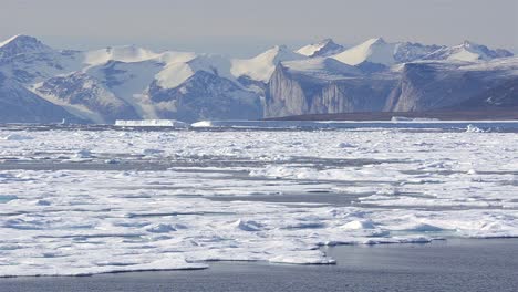 a la deriva más allá del hielo marino en busca de osos polares en hecla y griper a través de la isla de baffin, nunavut, canadá