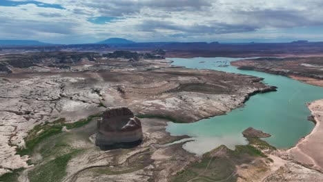 Vista-Aérea-De-Roca-Solitaria-En-La-Sequía-Lago-Powell-En-Utah,-Estados-Unidos