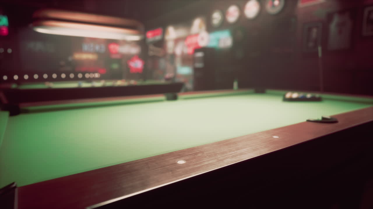 Table de billard dans un bar faiblement éclairé