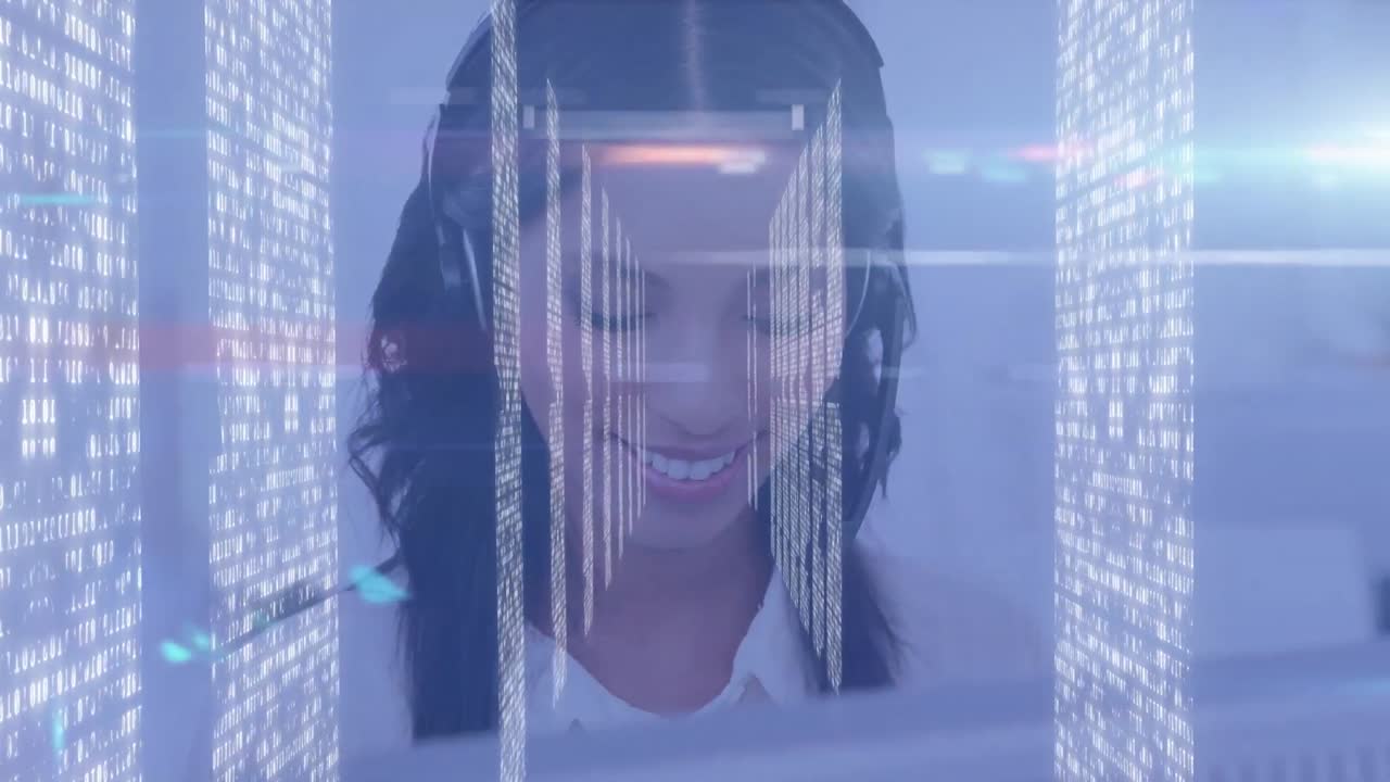 procesamiento de datos contra una mujer afroamericana ejecutiva de atención al cliente hablando por teléfono