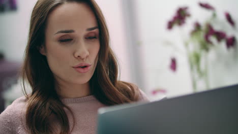 retrato de una mujer feliz sonriendo mientras hace una llamada de video en una computadora portátil