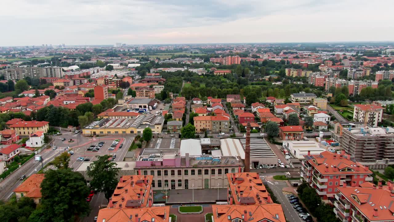 vista a vista de pájaro que muestra el amplio horizonte de milán en italia