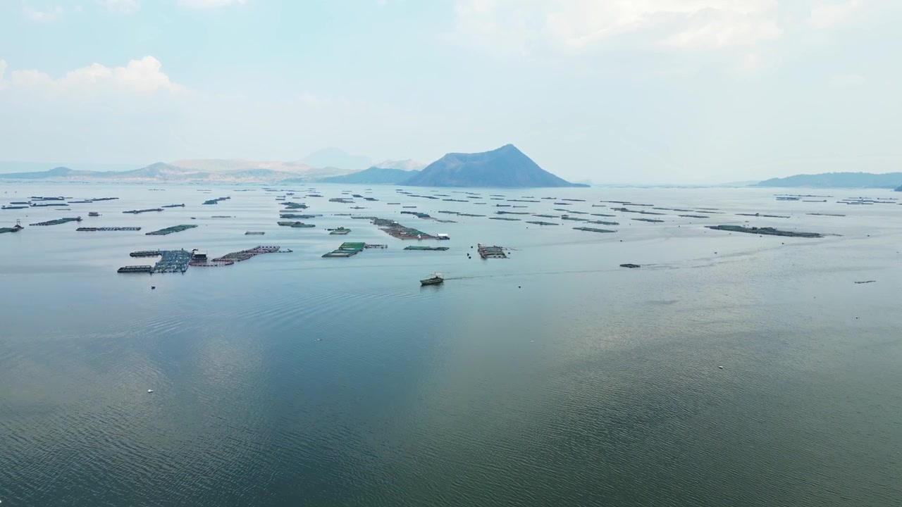 Cảnh quay flycam theo dõi điện ảnh qua cộng đồng ao cá ven hồ ở Talisay Batangas.