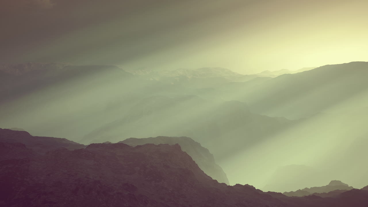 깊은 안개 속에 있는 검은 바위 산의 실루 ⁇