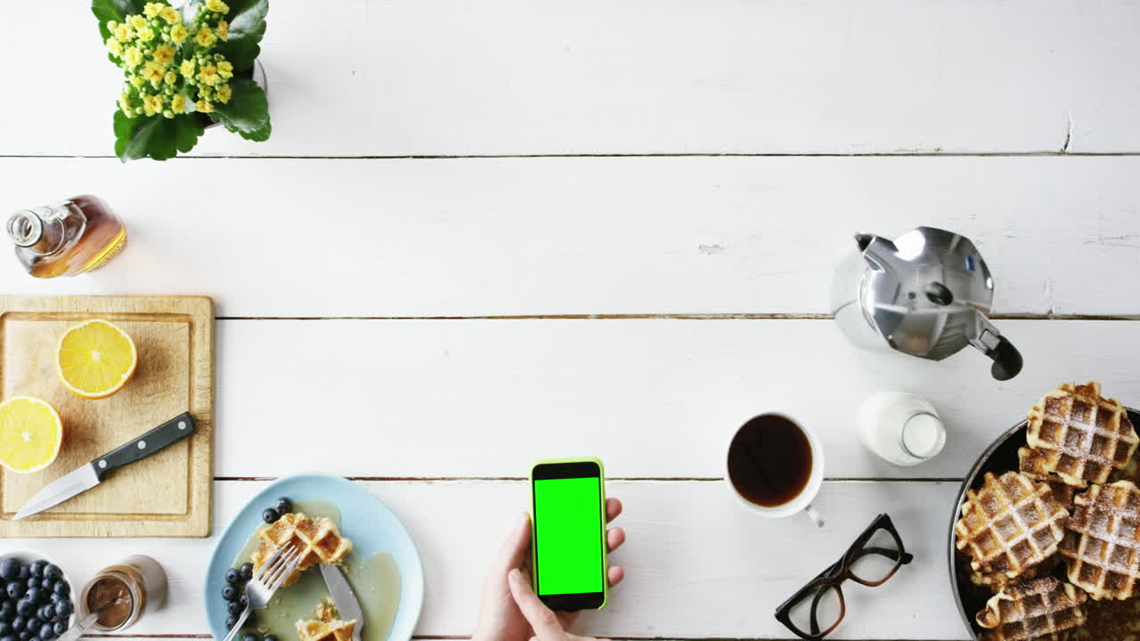 vista superior hombre comiendo desayuno gofres belgas y manos de café desde arriba - dragón épico rojo