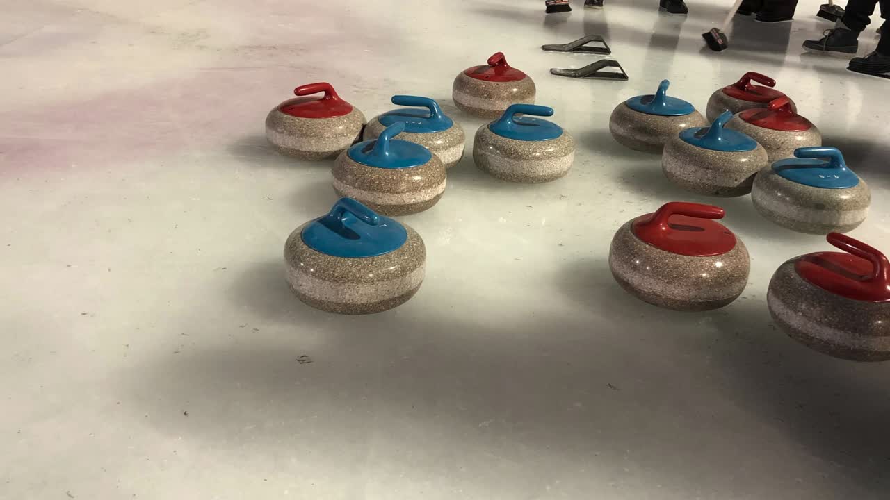 얼음 위에 곱슬 돌