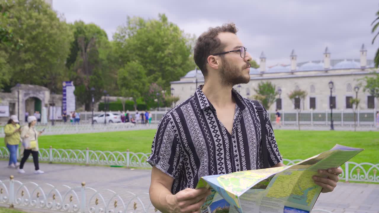 Uomo maturo che controlla la destinazione su una mappa cartacea