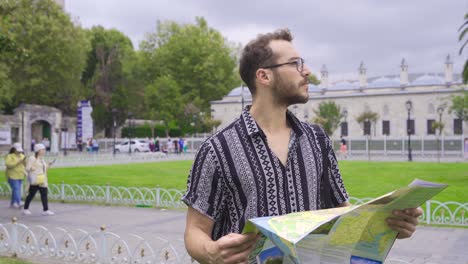 hombre maduro comprobando la ubicación del objetivo en un mapa de papel.