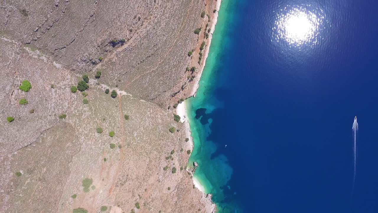 una foto de un dron en órbita de la playa de agriosiko, un destino de viaje secreto ubicado en cefalonia, una parte de las islas jónicas frente a la costa de grecia.