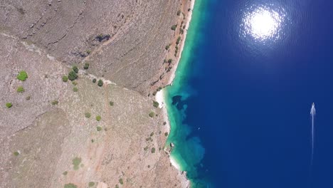 Toma-En-órbita-De-Un-Dron-De-La-Playa-De-Agriosiko,-Un-Destino-Turístico-Secreto-Ubicado-En-Cefalonia,-Una-Parte-De-Las-Islas-Jónicas-Frente-A-La-Costa-De-Grecia.