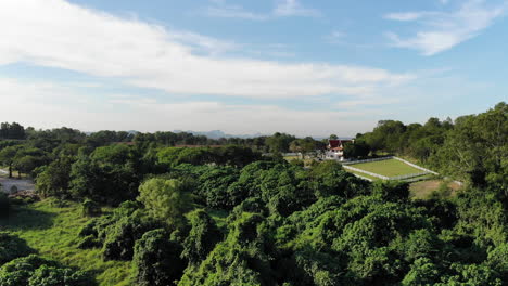 Aéreo-Sobre-El-Hermoso-Y-Exuberante-Campo-De-Tailandia