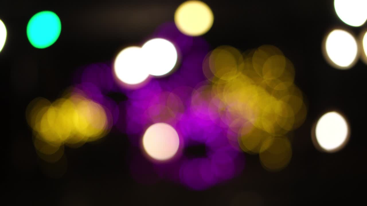 luz abstracta y borrosa que se balancea entre el resto de los colores y el púrpura.