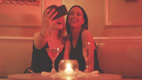 dos mujeres jóvenes tomando una selfie juntas