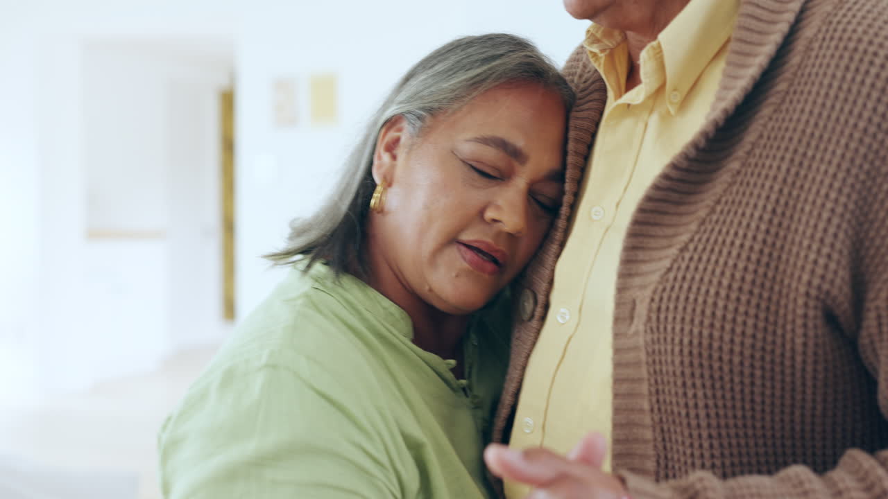 집, 포옹과 사랑의 고령 커플