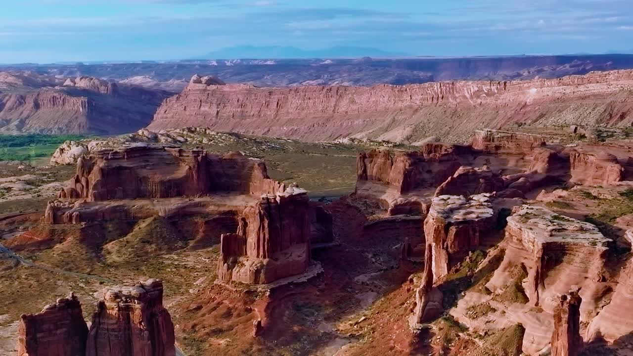 Mojave-landskab med klippeformationer og udsigt over dale i USA.