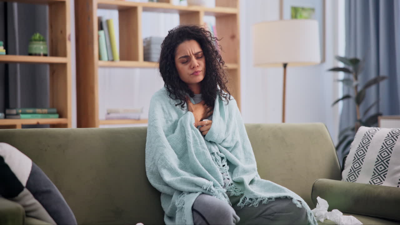 mujer que sufre de síntomas de resfriado o gripe en el hogar