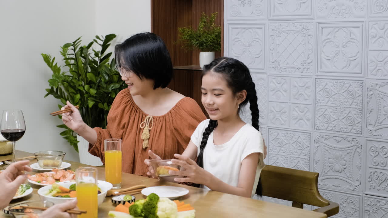 점심을 먹고 있는 아시아 가족.