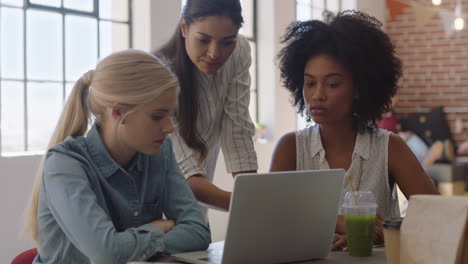 Gente-De-Negocios-Multiétnica-Reuniéndose-Con-Una-Mujer-Líder-Del-Equipo-De-Intercambio-De-Ideas-Que-Comparte-Ideas-Creativas-Planificando-Estrategias-De-Desarrollo-Utilizando-Tecnología-Portátil-En-El-Lugar-De-Trabajo-De-Oficina-Moderno