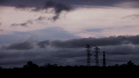 Dunkle-Wolken-Wehen-Schnell-Mit-Dem-Abendwind-Durch-Die-Silhouette-Der-Landschaft