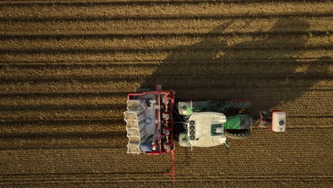 Langer-Schatten-Eines-Traktors,-Der-Auf-Einem-Kartoffelfeld-Fährt