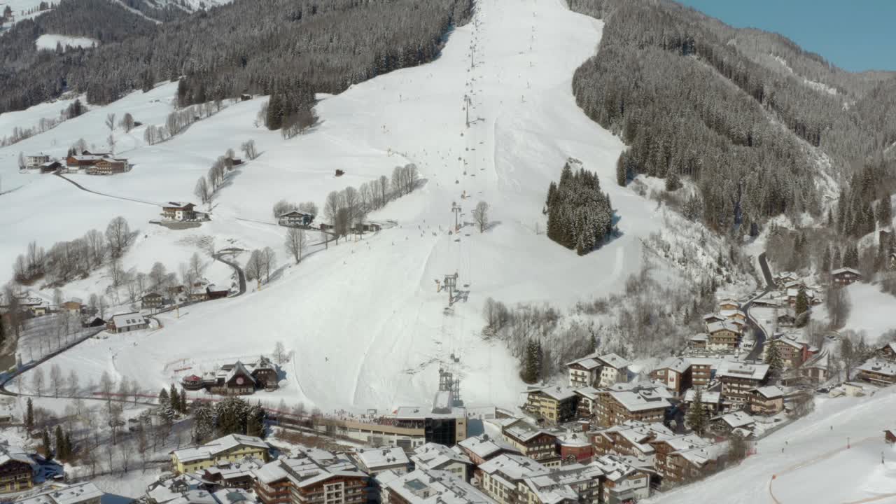 nieve en polvo en las laderas de las montañas de la estación de esquí de saalbach en austria