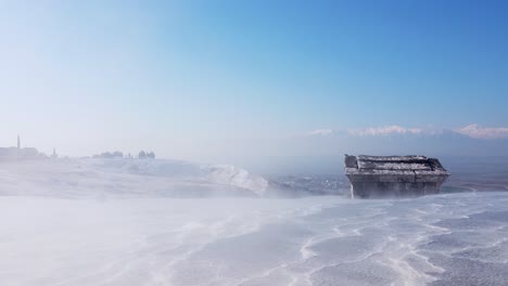 paisaje impresionante: pamukkale, pavo minerales de aguas termales vaporosas que forman formaciones de depósitos minerales de piedra caliza travertina