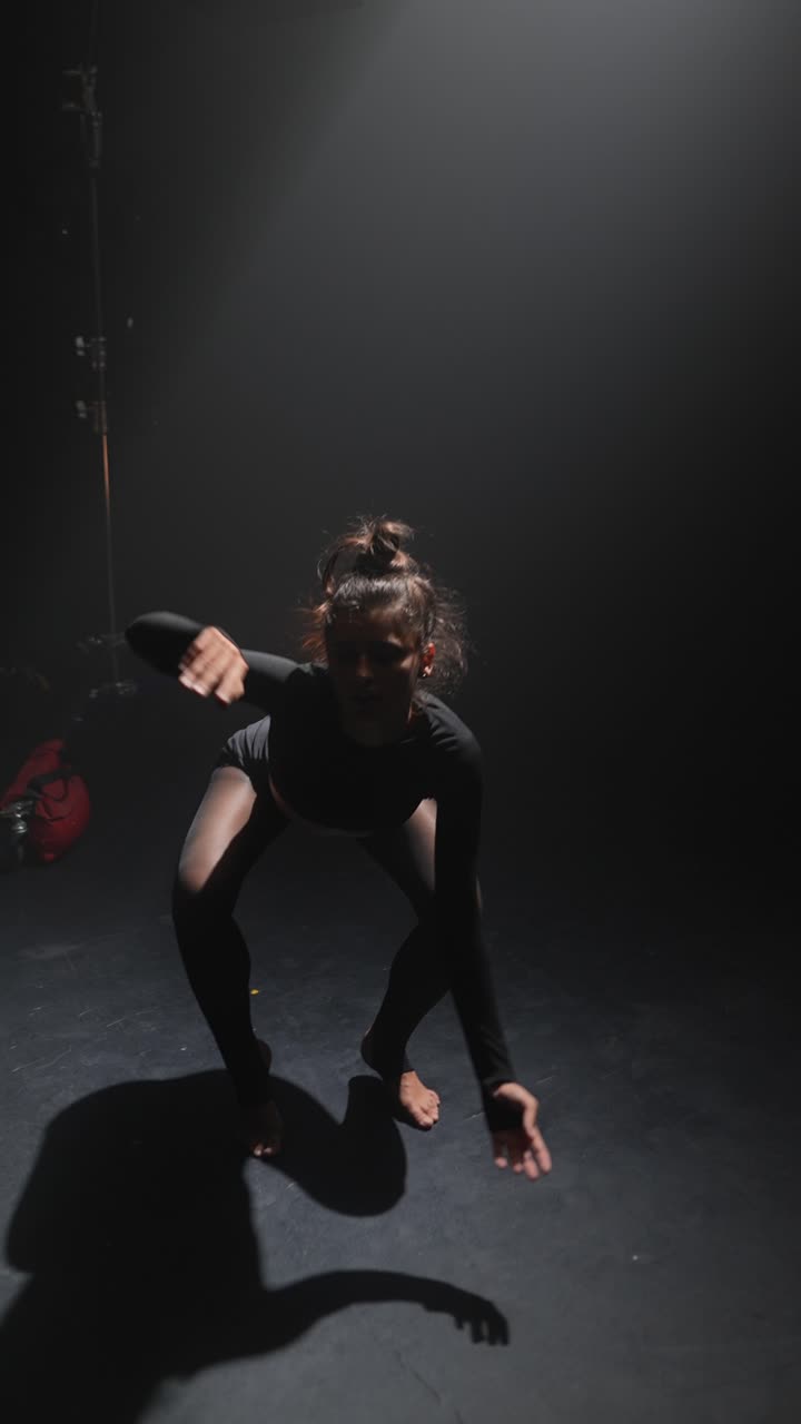 ballerina contemporanea in spettacolo