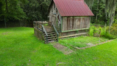 Small-barn-near-old-oak-tree-with-Spanish-moss