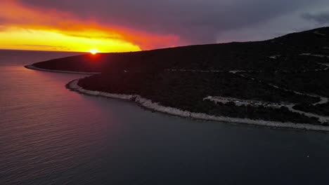 克雷斯群島的海岸 燃燒的火焰和日落