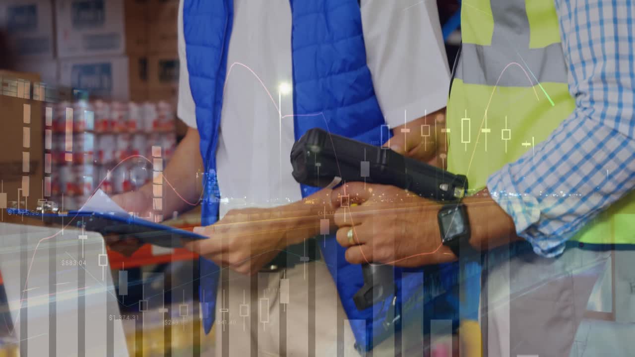 Operai del magazzino che discutono davanti a un laptop 4k