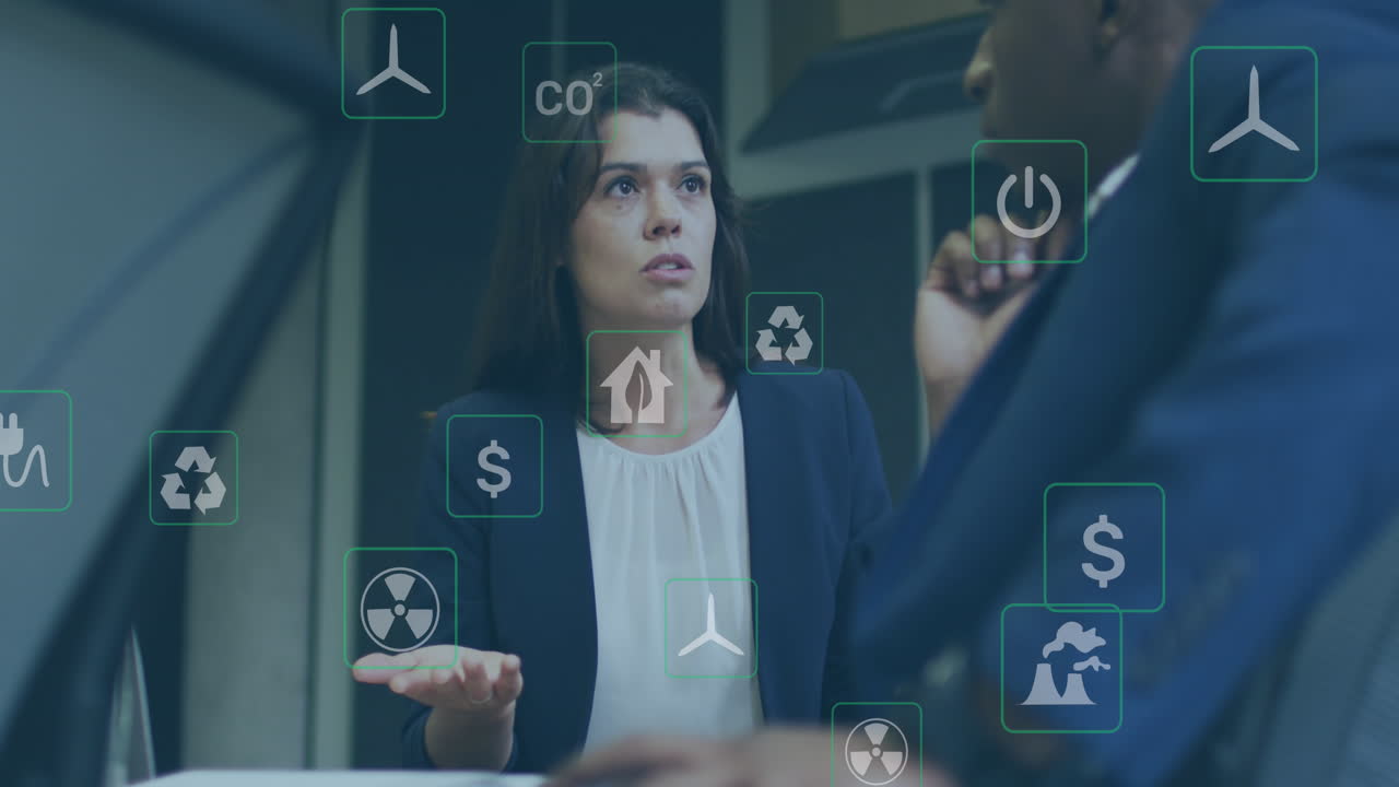 animación de iconos del concepto de energía verde contra diversos hombres y mujeres de negocios discutiendo