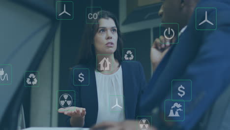 animación de iconos del concepto de energía verde contra diversos hombres y mujeres de negocios discutiendo