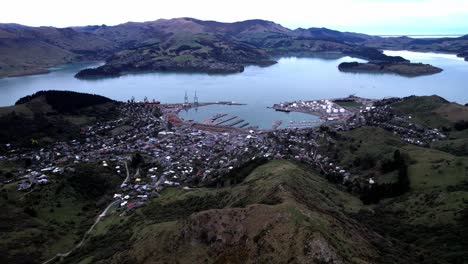 Kreisen-Sie-Aus-Der-Luft-Die-Hafenstadt-Lyttelton-Ein,-Umgeben-Von-Wunderschönen-Bergen