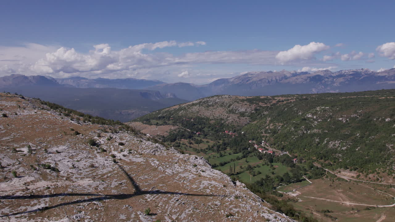 vista aérea de una sombra de una turbina eólica en un valle