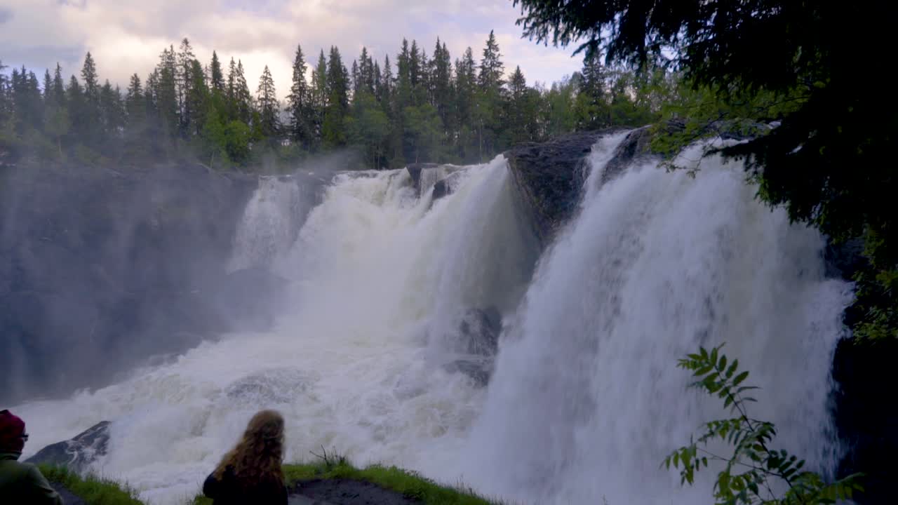 ristafallet en el norte de suecia es una de las cascadas más grandes con la mayor cantidad de agua cayendo continuamente todos los días