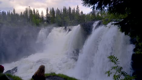 Ristafallet-In-Nordschweden-Ist-Einer-Der-Größten-Wasserfälle,-An-Dem-Täglich-Die-Größte-Wassermenge-Ununterbrochen-Fällt