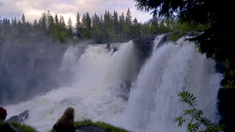 Ristafallet-En-El-Norte-De-Suecia-Es-Una-De-Las-Cascadas-Más-Grandes-Con-La-Mayor-Cantidad-De-Agua-Cayendo-Continuamente-Todos-Los-Días