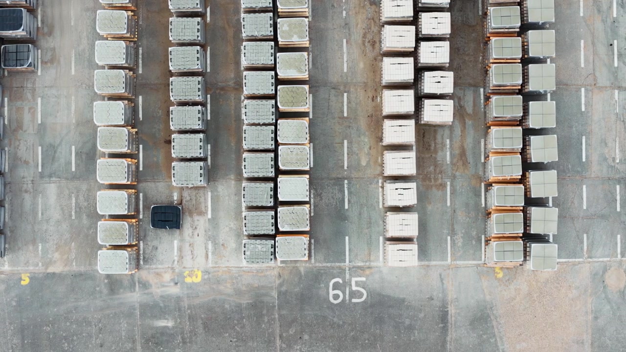 Struktureret betonlager demonstrerer effektiv opbevaring, logistik, Letland
