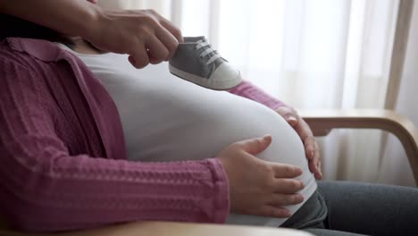 pregnant couple feels love and relax at home.