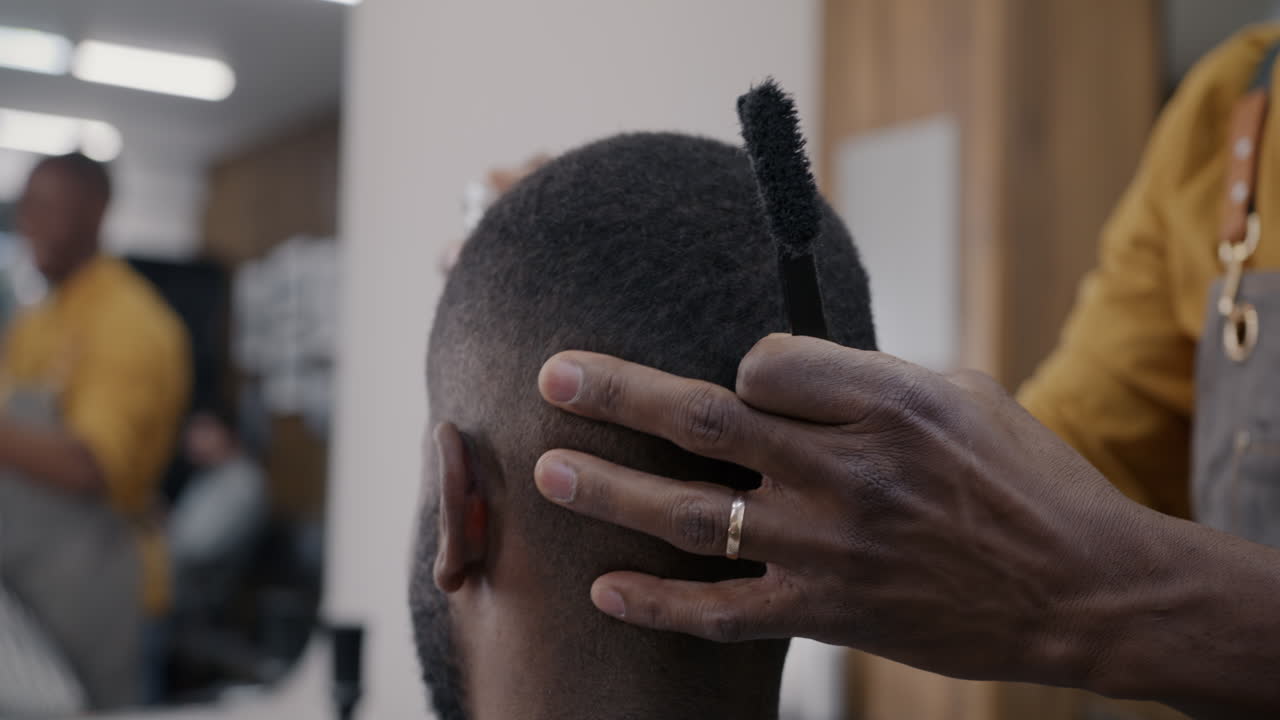 barbero haciendo un corte de pelo