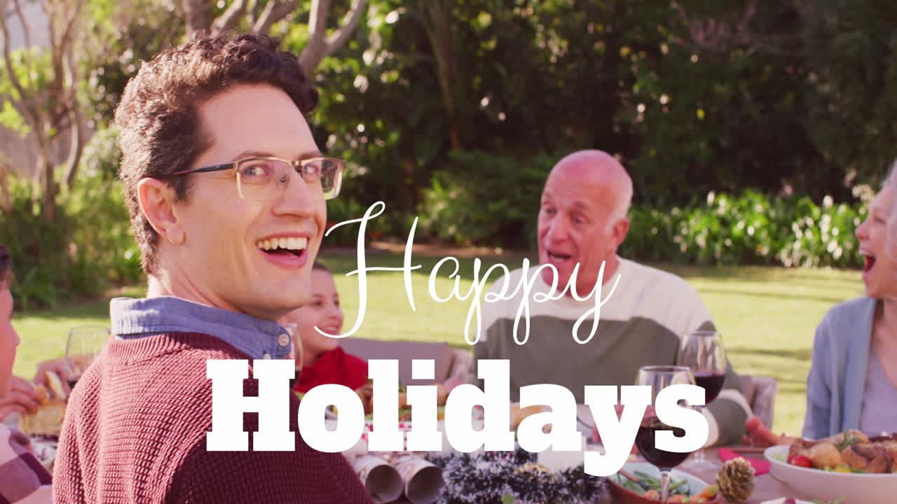 크리스마스 테이블에서 백인 가족에 대한 크리스마스 축하 문자의 애니메이션