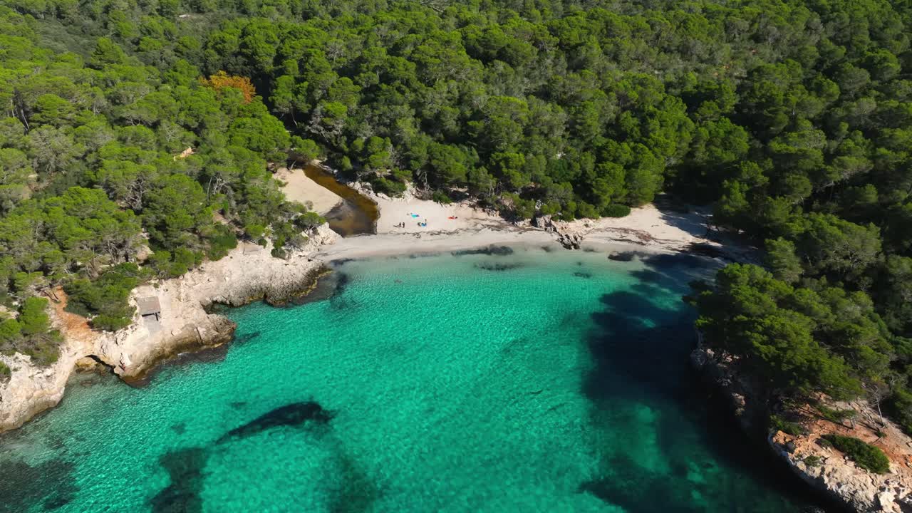 vista aérea de la playa virgen de es talaier con agua azul clara en menorca españa