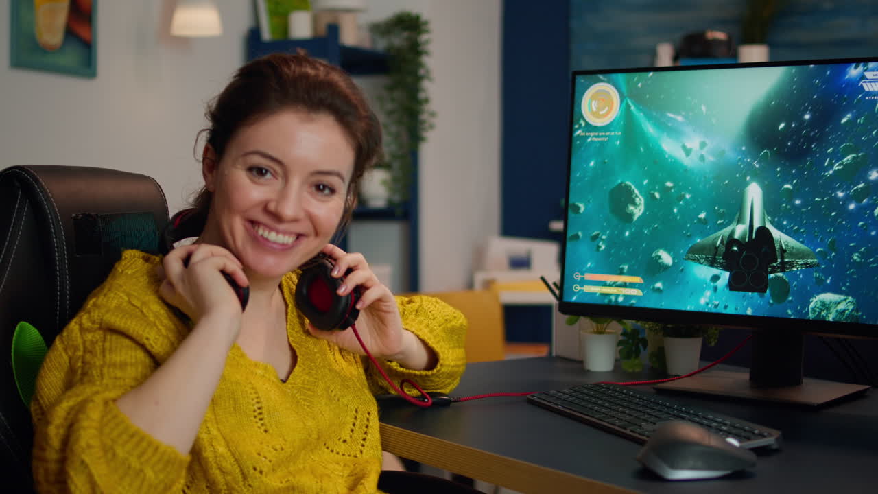Giocatore concentrato che guarda la telecamera mentre gioca