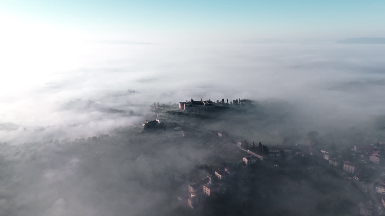Veduta aerea dei dintorni nebbiosi di Siena in Toscana all'alba