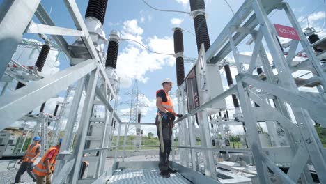 los ingenieros eléctricos inspeccionan los sistemas eléctricos en el gabinete de control de equipos