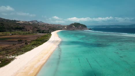 imagen tomada por un avión no tripulado de una playa de arena tropical en lombok, indonesia