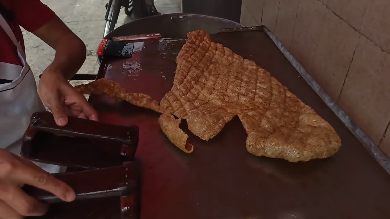 chicharron은 최근에 테이블에서 요리했습니다.